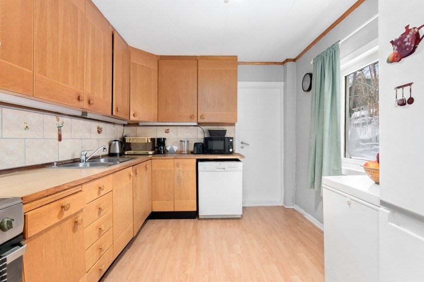 Kjøkken med god skap- og benkeplass. Galleribilde