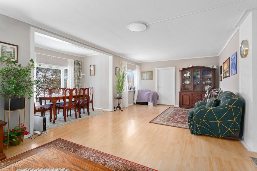 Velkommen inn i 1.etasje. Romslig og innbydende stue med store vindusflater som gir godt med utsyn. Galleribilde