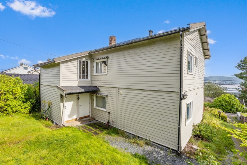 Separate innganger til hver etasje/leilighet. Galleribilde