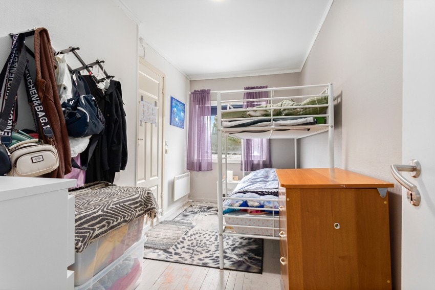 Soverom med adkomst til baderommet. Galleribilde