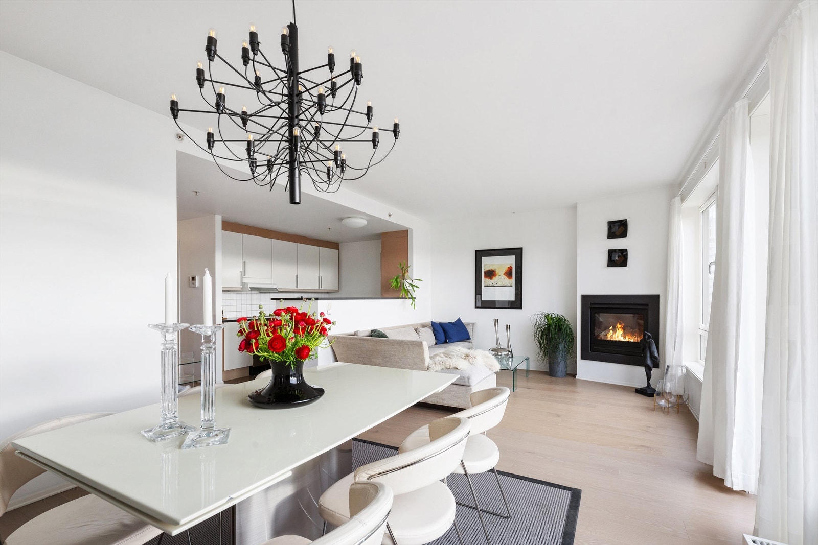 Lys og åpen løsning med plass til både sitte- og spisegruppe Galleribilde