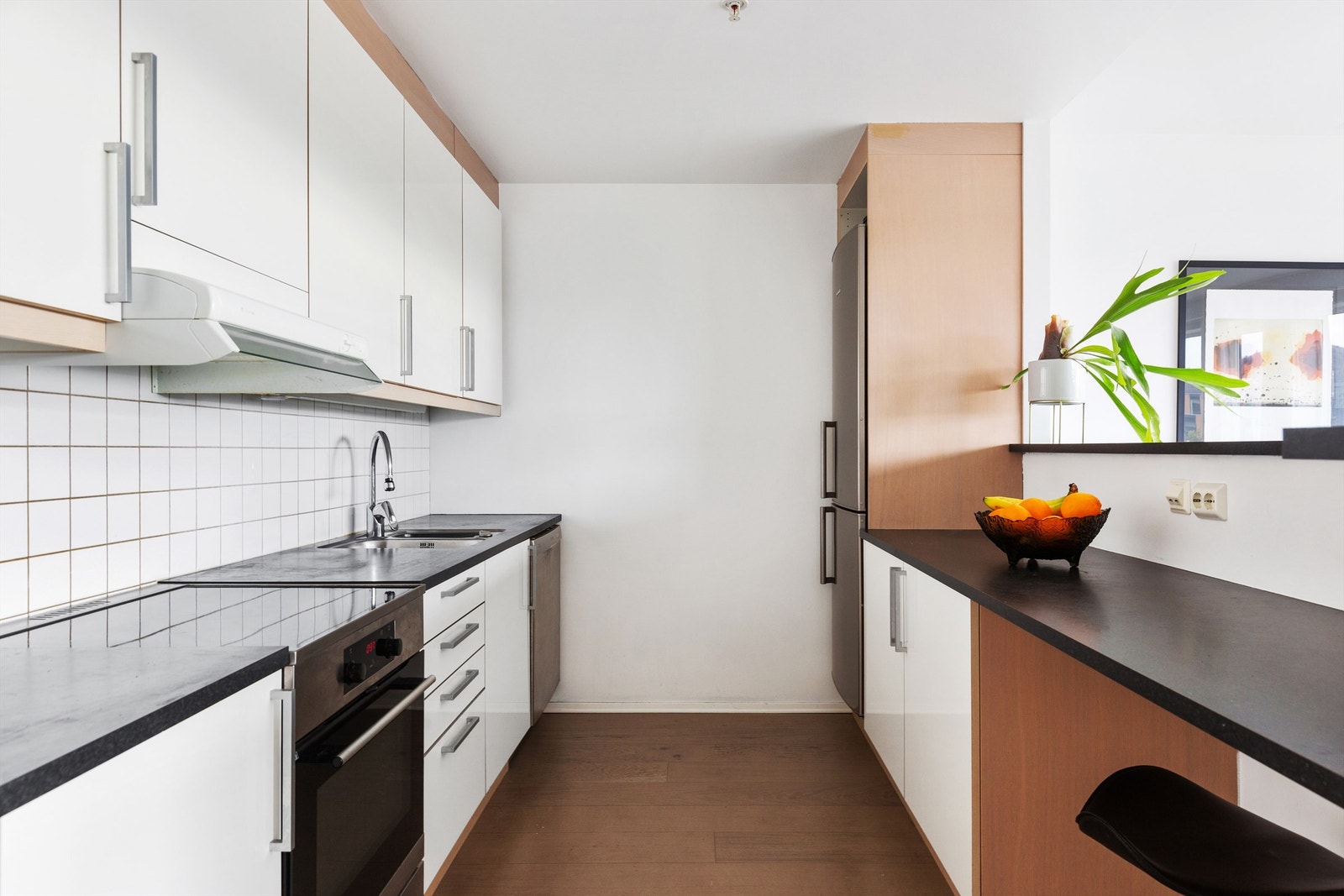 Kjøkkenet har godt med skap- og benkeplass Galleribilde