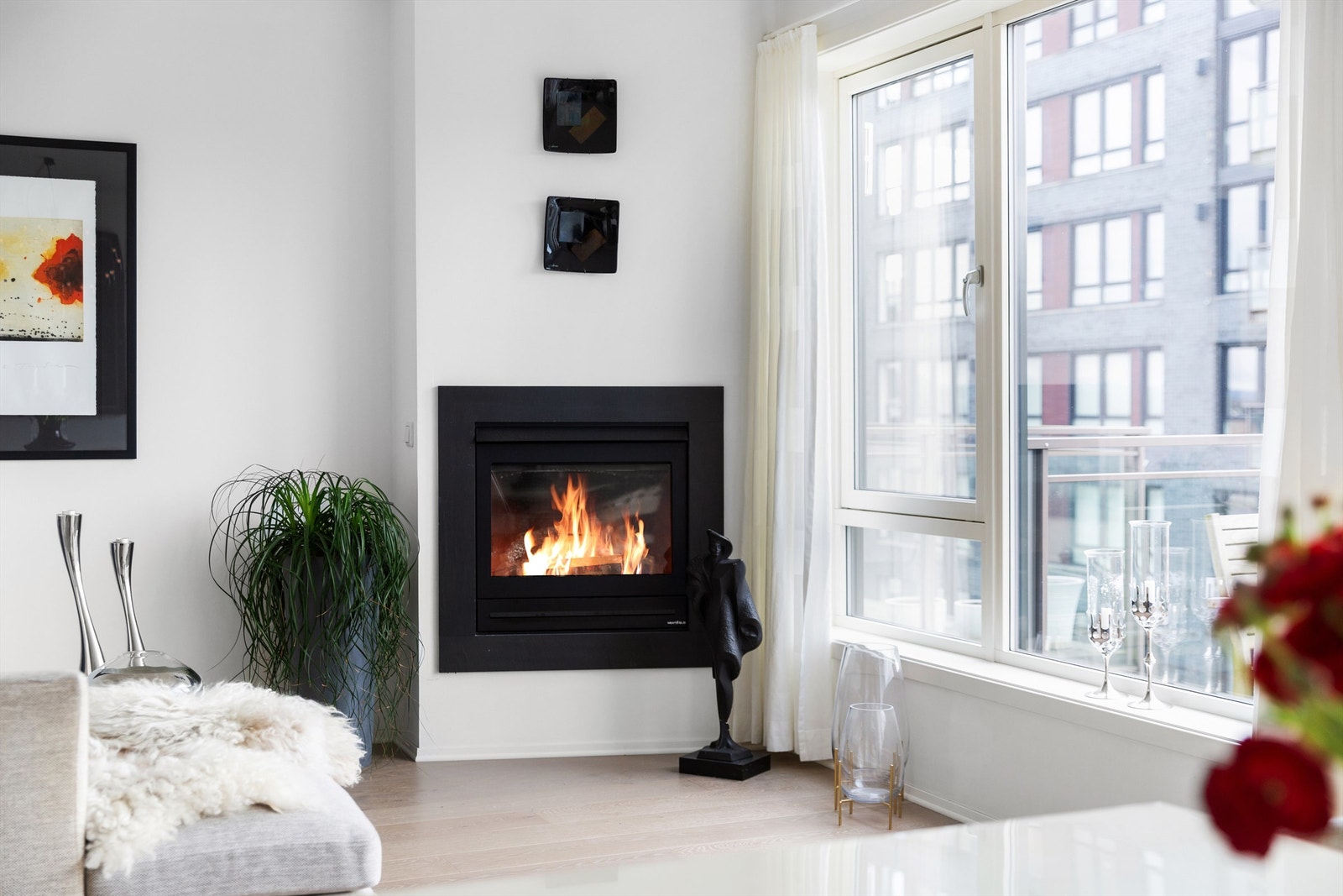 Stuen har både varmekonvektor og gasspeis Galleribilde