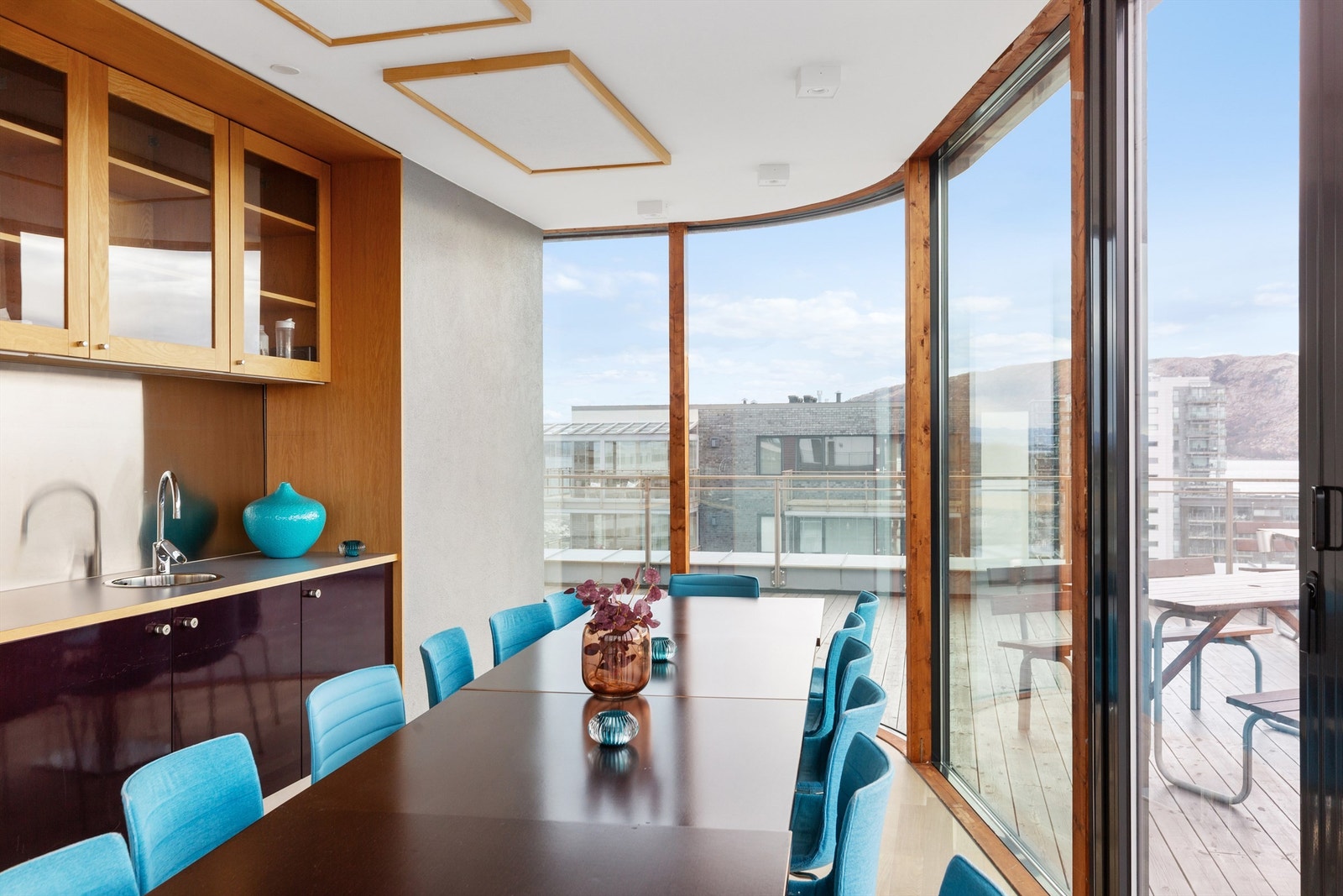 Felles kjøkken med innbydende terrasse Galleribilde