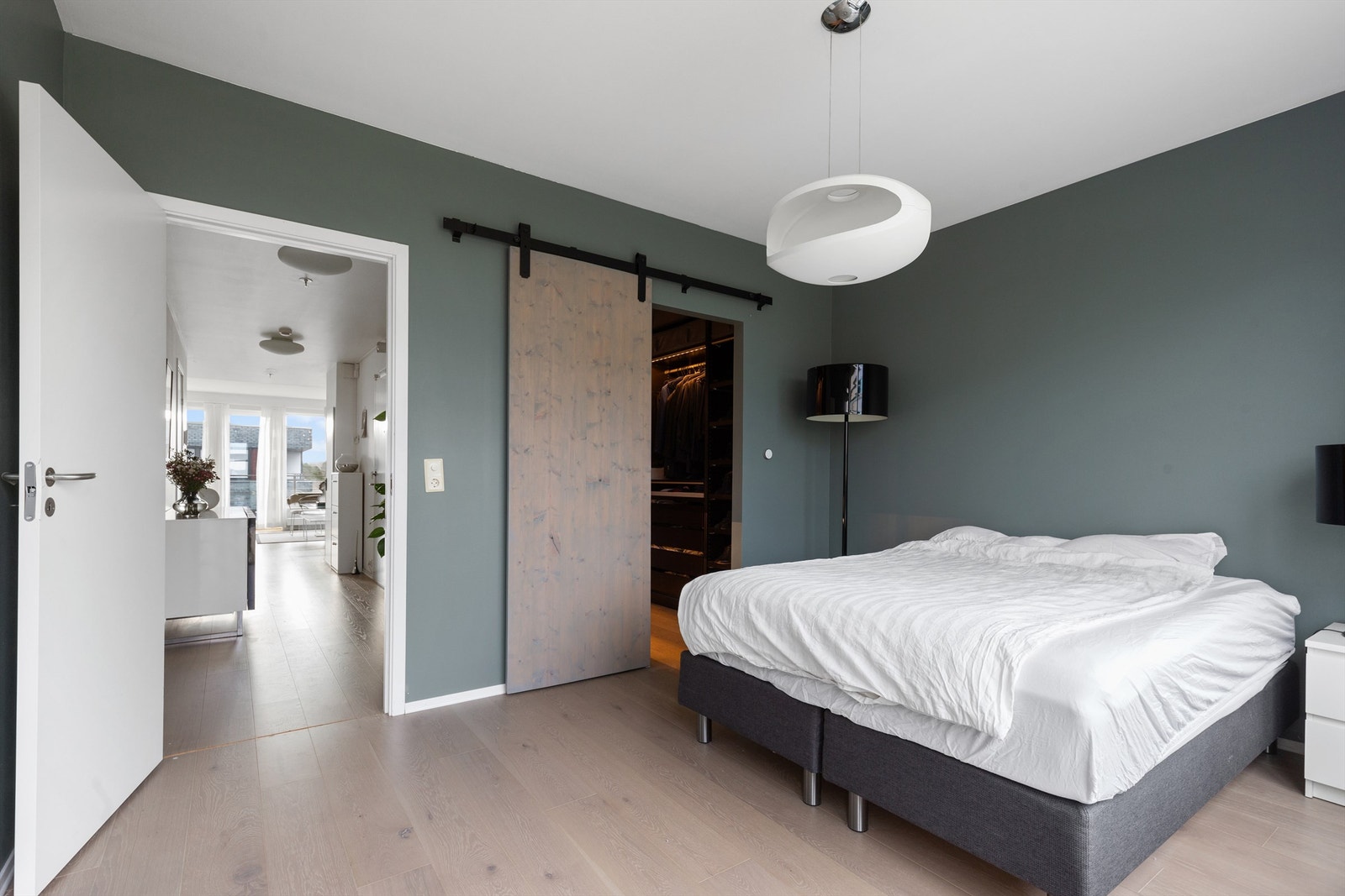 Stilig skyvedør inn til walk-in garderobe Galleribilde