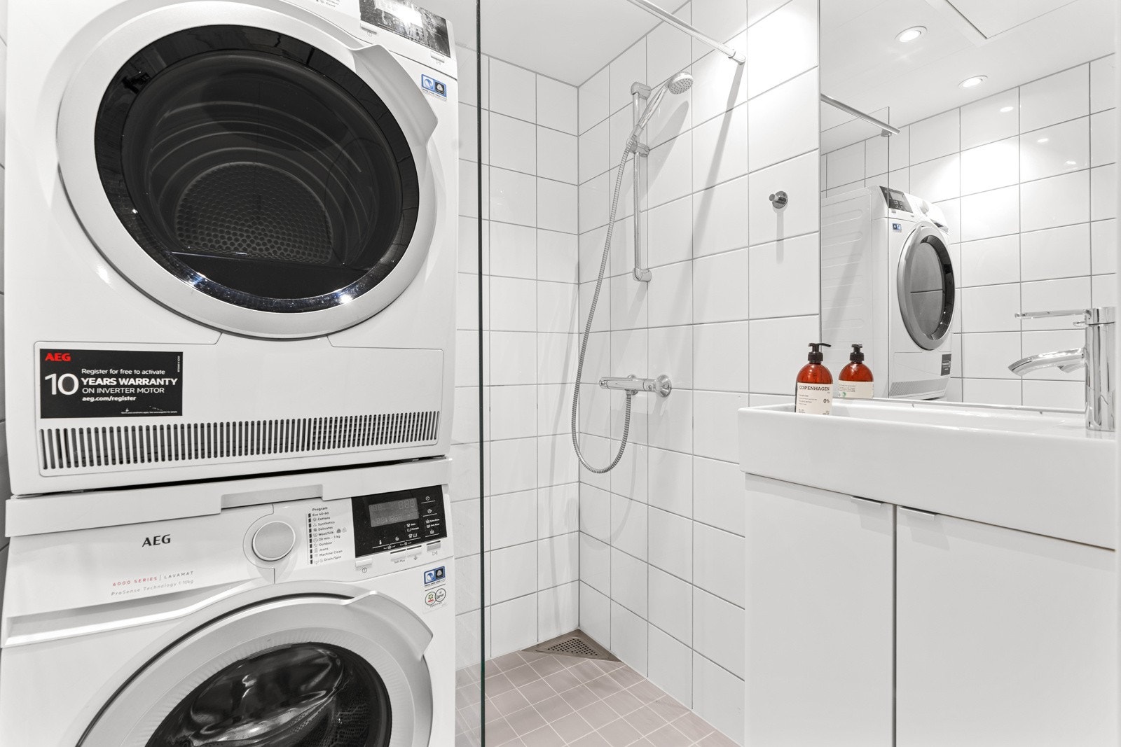 Bad 2 i 2. etasje fungerer også som vaskerom med ekstra dusj, servant og oppbevaring. Galleribilde