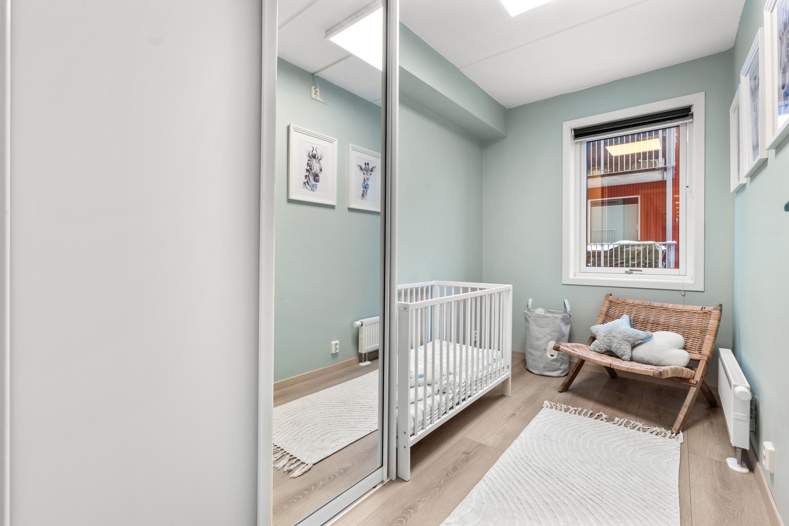 Soverom II av god størrelse med skyvedørsgarderobe. Galleribilde