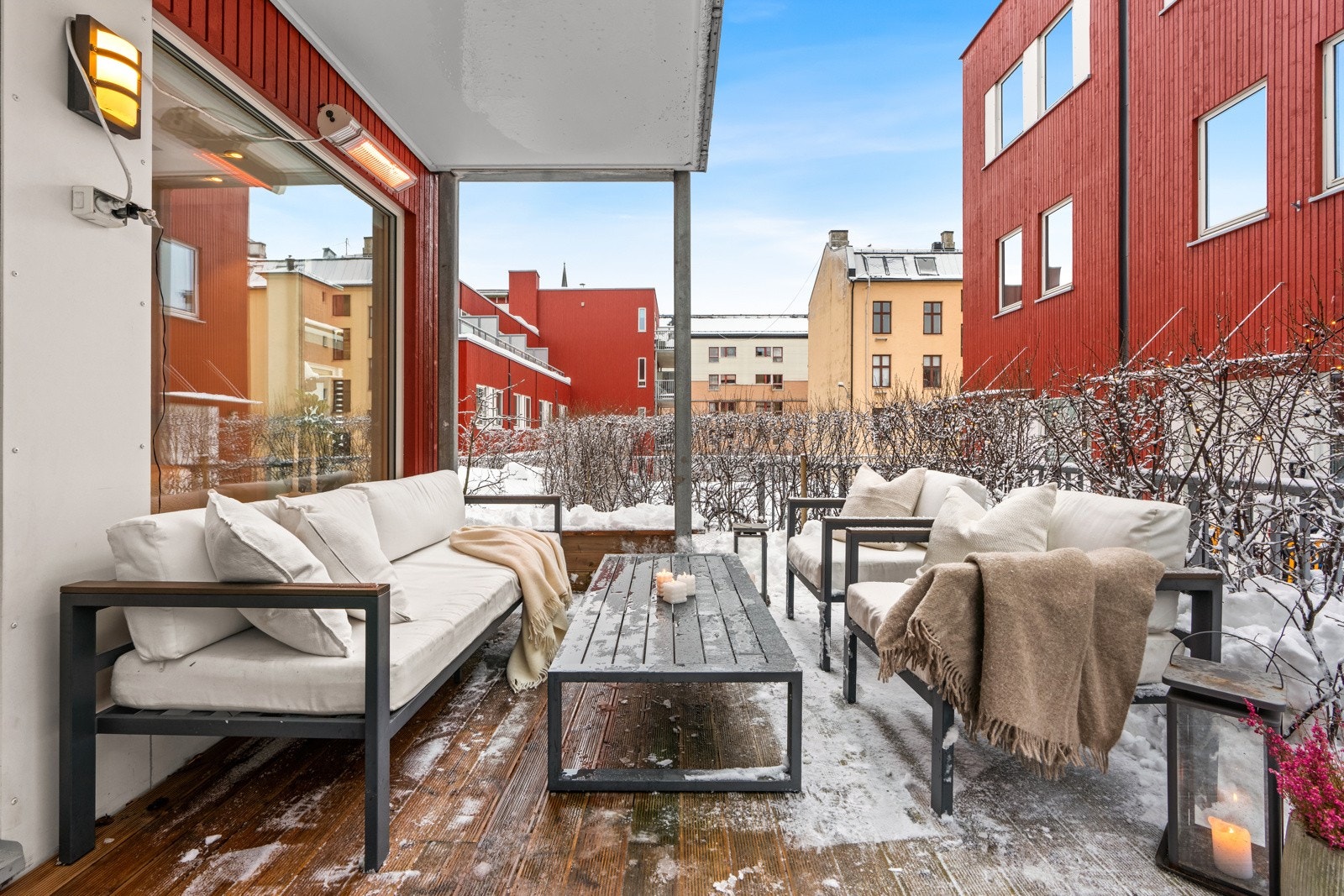 Fra stuen er det utgang til stor sydvestvendt terrasse på 13 kvm. Galleribilde