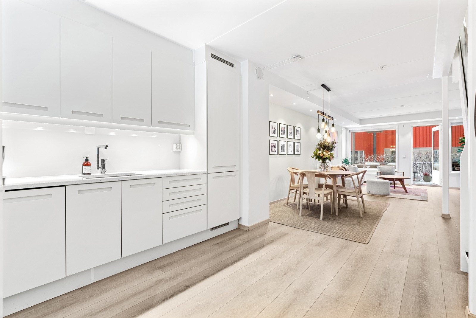 Moderne åpen stue- og kjøkkenløsning skaper perfekt sosialt rom. Galleribilde