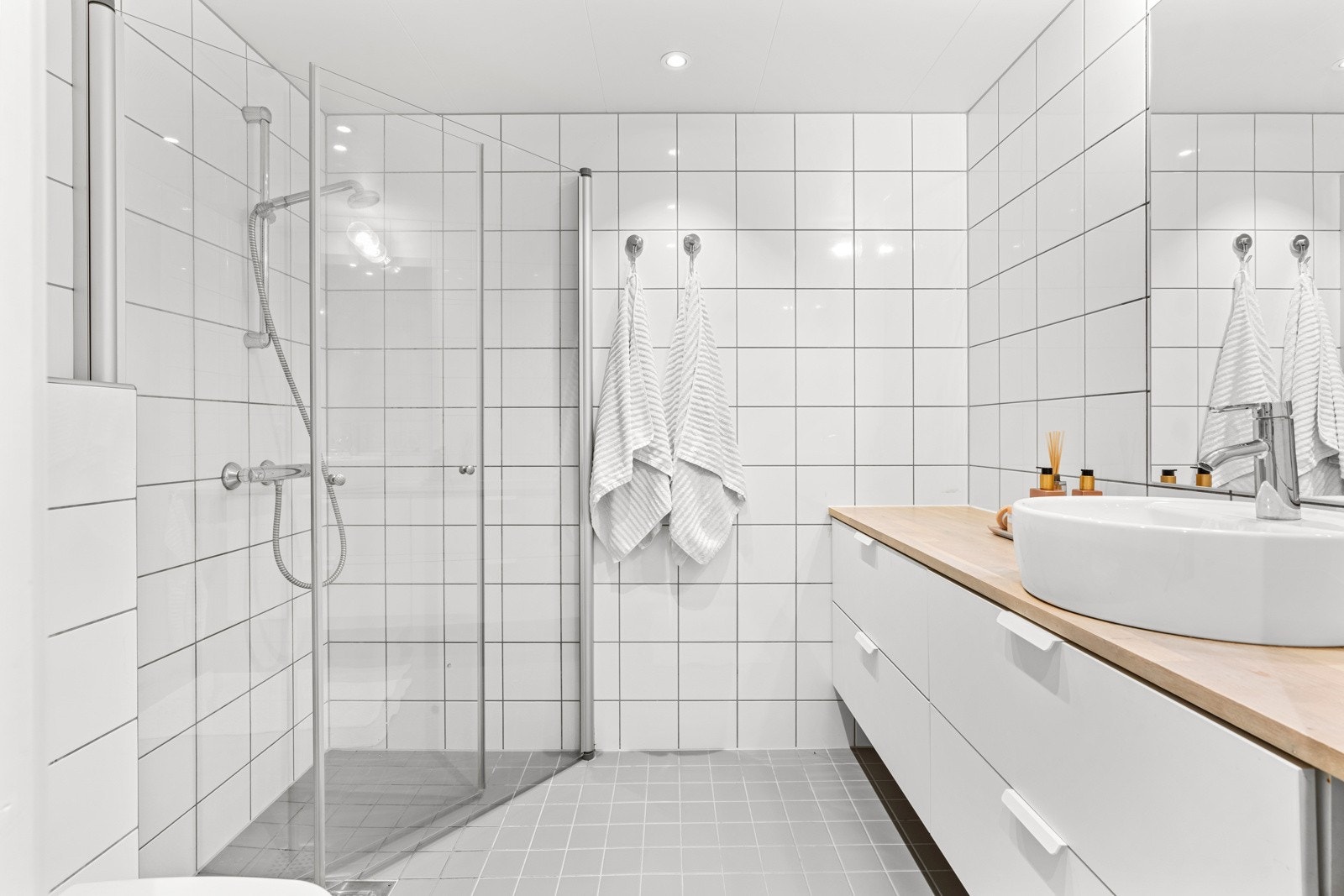 Hovedbad i 2. etasje er av god størrelse med lekker baderomsinnredning og sownlights i himling. Galleribilde