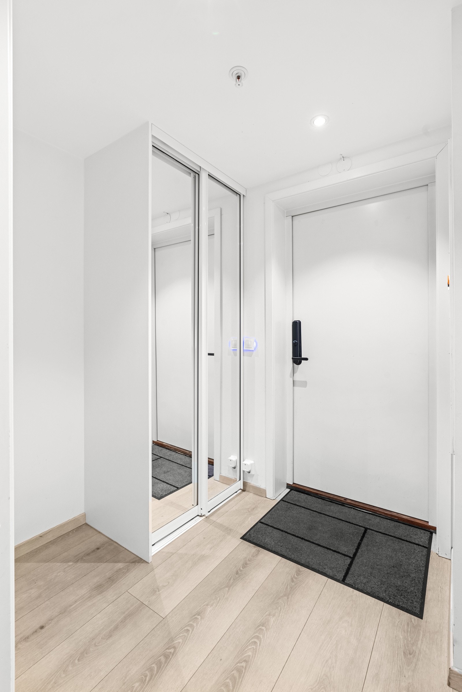 Hyggelig entré med skyvedørsgarderobe. Galleribilde