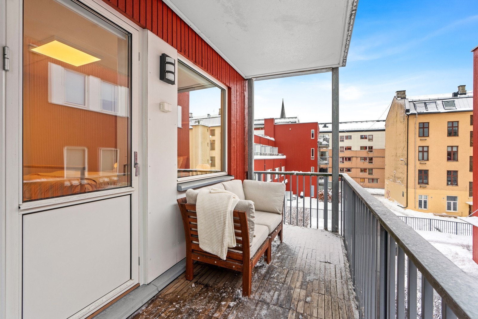 Gulvflate belagt med tre-heller. Belysning og stikkontakt på vegg. Rekkverk av metall. Galleribilde