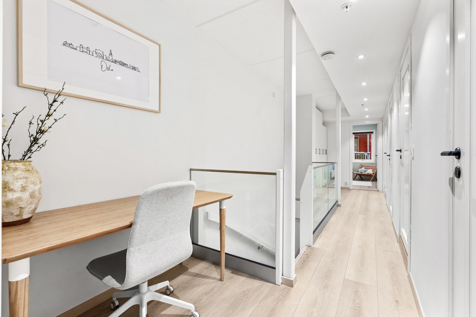 2. etasjen har en romslig hall med mulighet for hjemmekontor og oppbevaring. Galleribilde