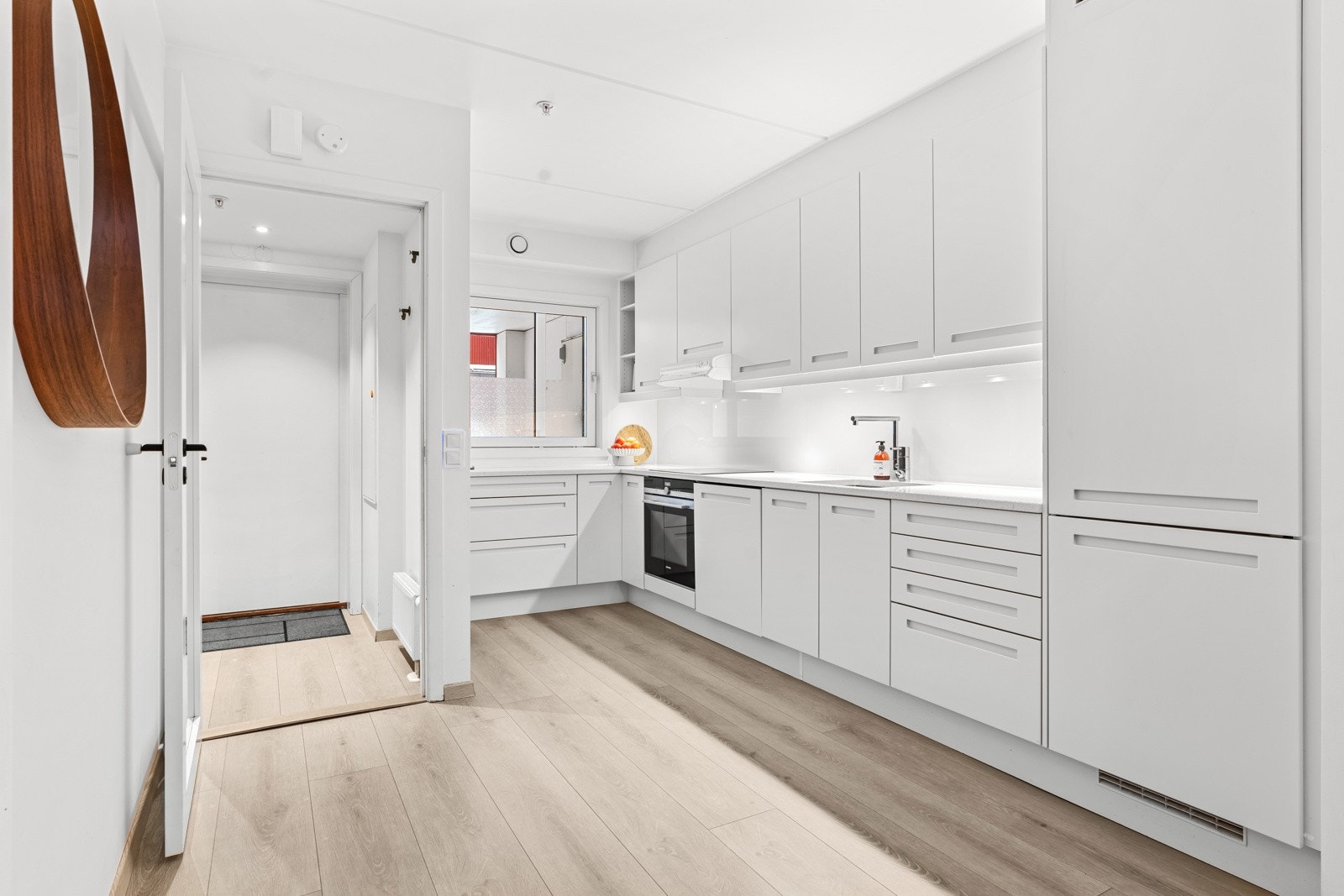 Stilren takhøy kjøkkeninnredning fra Sigdal. Galleribilde