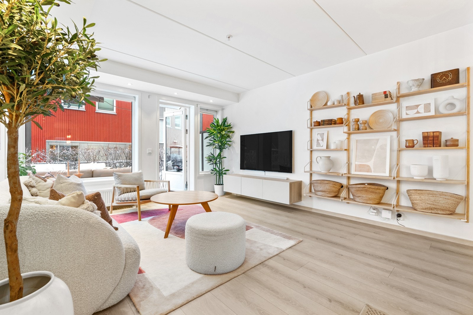 Lys og innbydende stue del med store vidnusflater som slipper godt med naturlig lys inn i boligen. Galleribilde