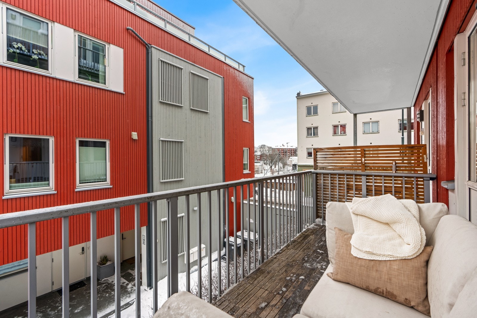 Fra soverommet er det utgang til overbygget balkong på ca. 7 kvm. Galleribilde