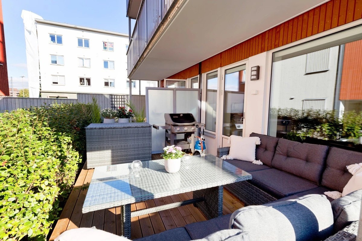 Terrassen oppleves som en forelngelse av stuen på varme sommerdager. Galleribilde