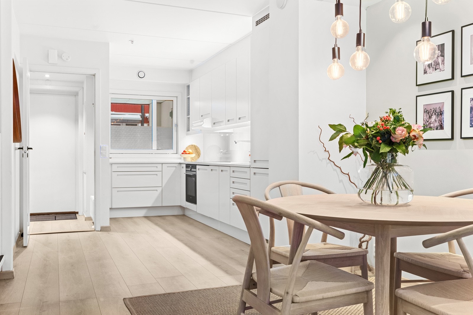 Boligen ble renovert i 2018/20 og fremstår som som lys og moderne. Galleribilde