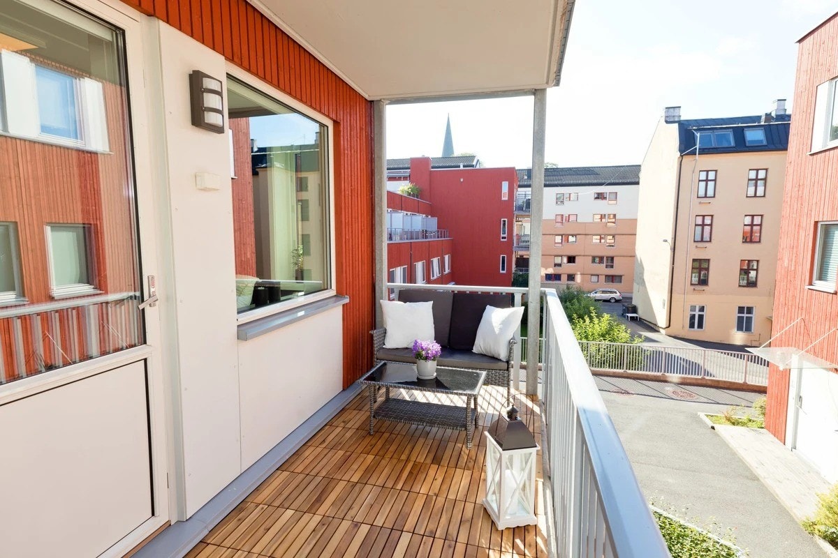 Sommerbilde av balkongen. Galleribilde