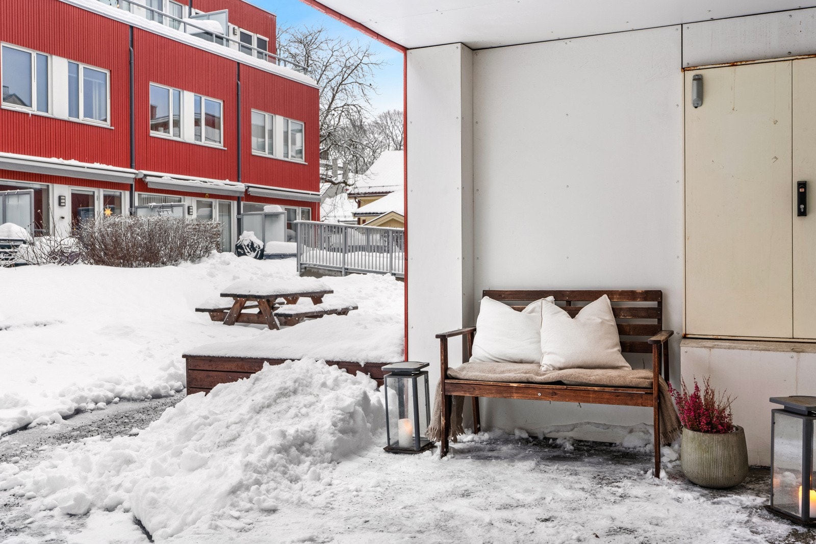 Hyggelig overbygget inngangsparti med trappefri adkomst. Galleribilde