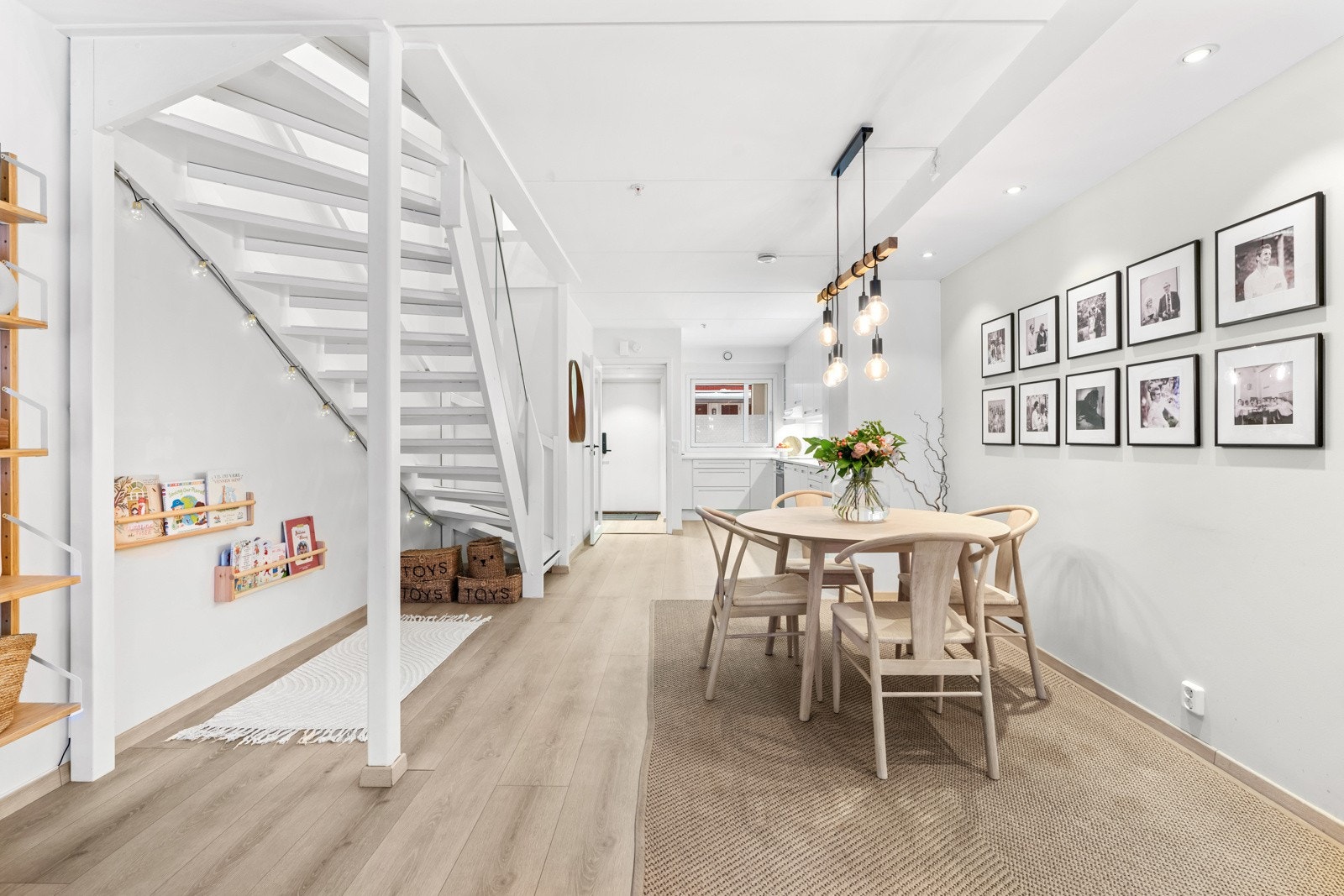 God plass til stor spisebordsgruppe som danner et naturlig skille mellom kjøkken- og stuedel. Galleribilde