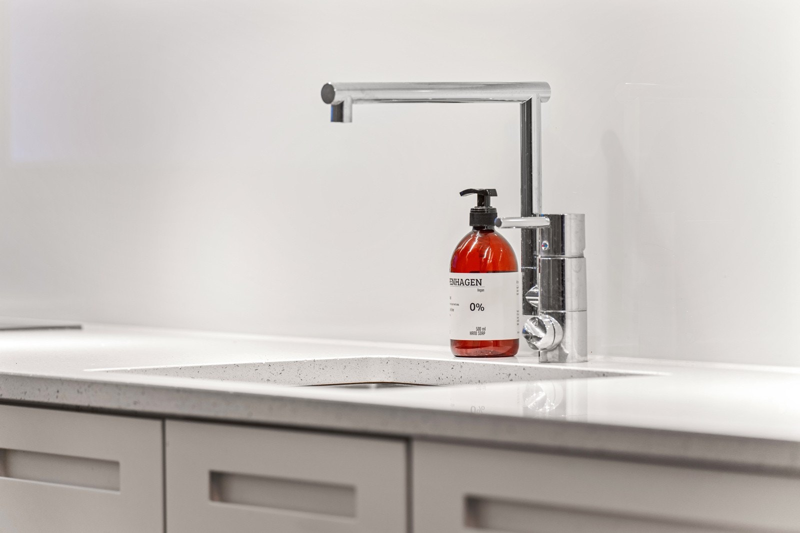 Glassplate mellom kjøkkenbenk og overskap ble montert i 2020. Galleribilde