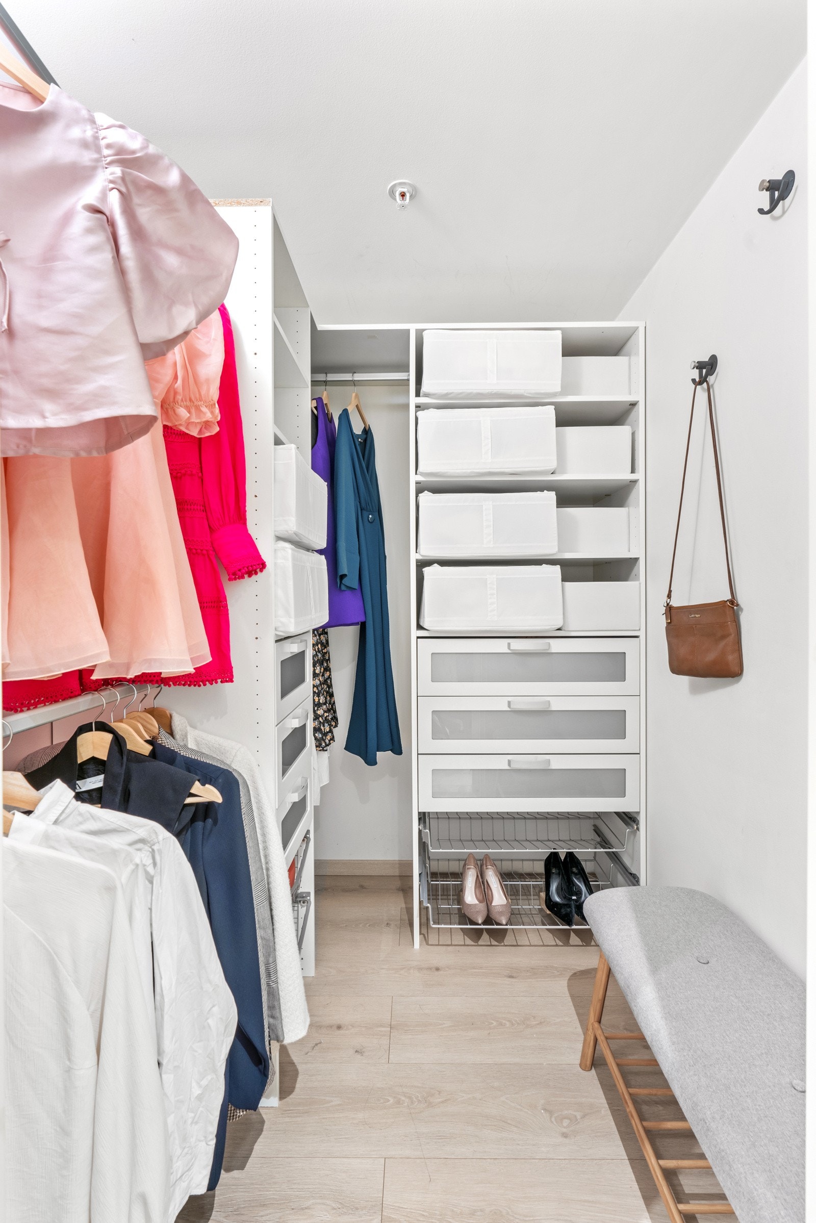 Ved siden av hovedsoverommet er det et et omkledningsrom / walk-in-closet. Galleribilde