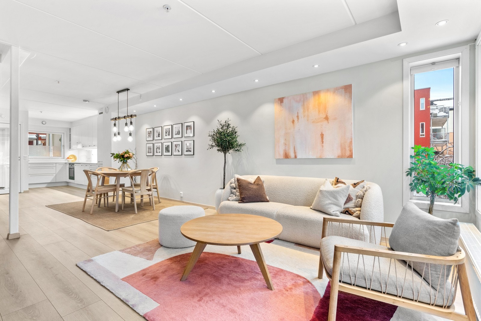 God plass til sofagruppe med tilhørende møblement. Galleribilde