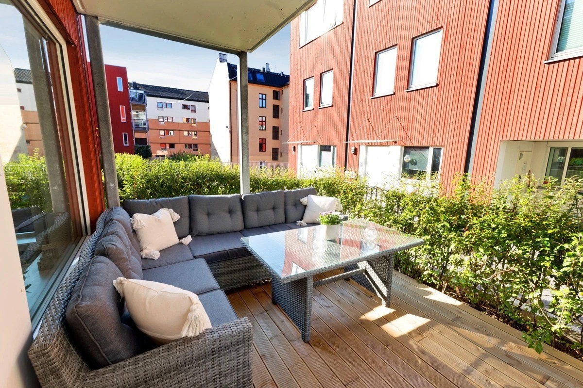 Terrassen er innrammet med hekk. Galleribilde