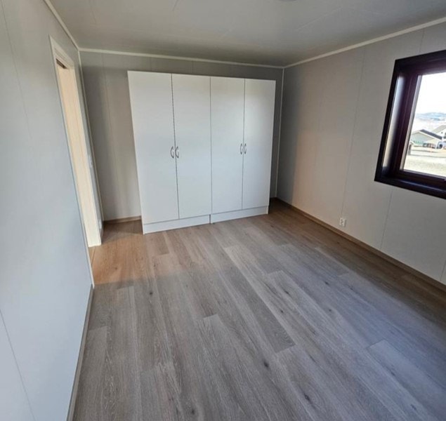 Soverom med dobbelt garderobeskap. Galleribilde