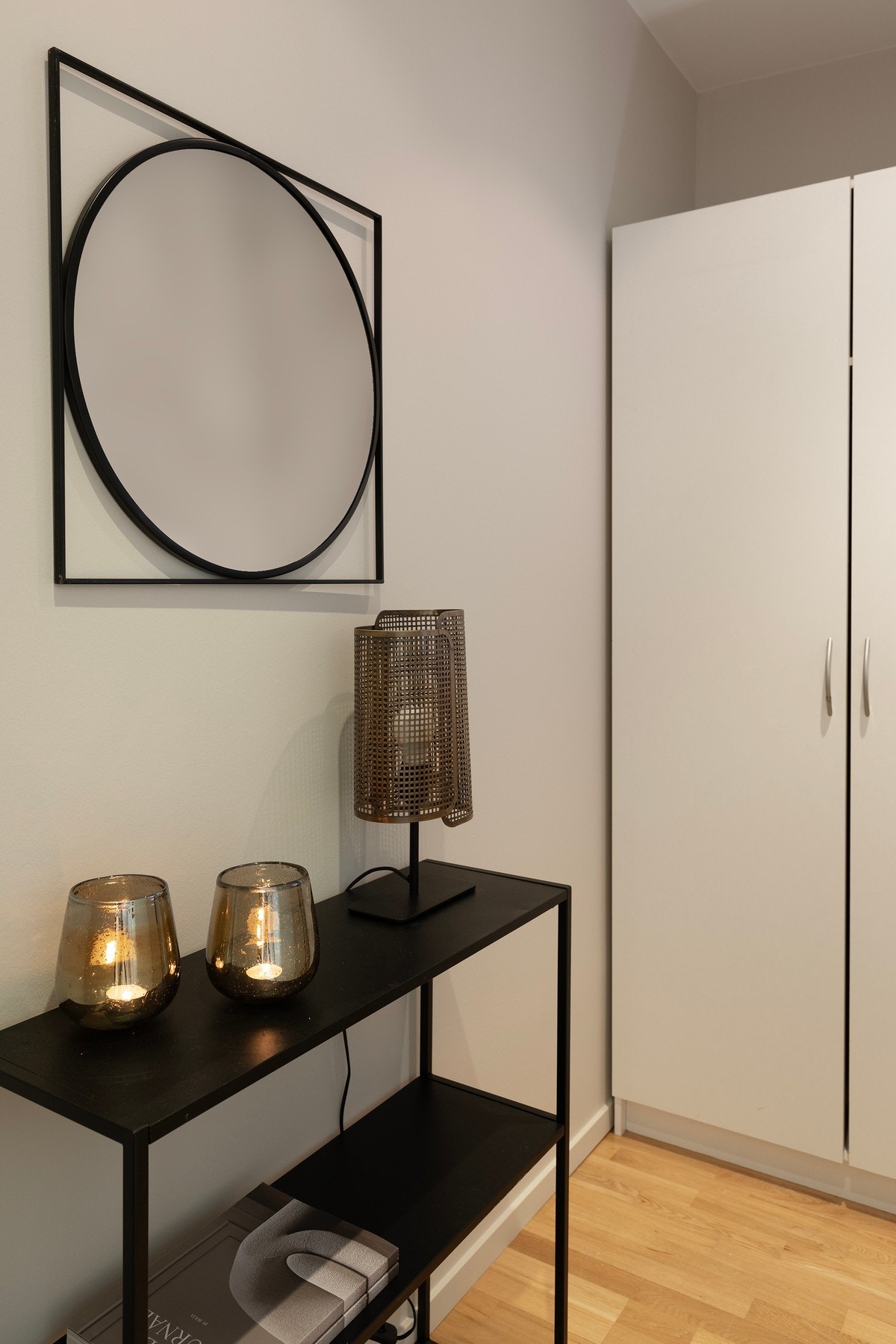 Entré med garderobeskap og god plass til oppheng av yttertøy. Galleribilde
