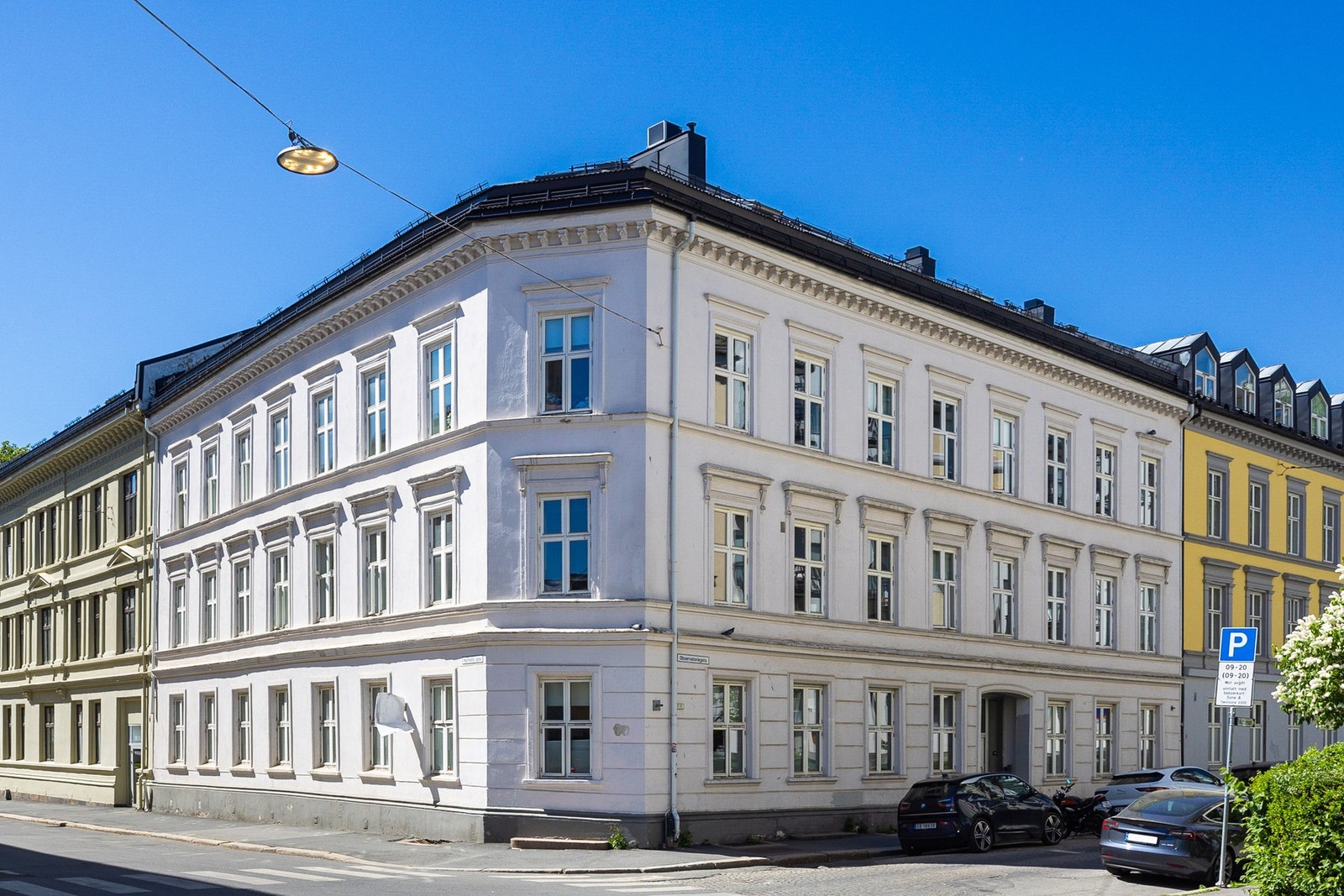 Flott, klassisk bygg. Inngang til høyre i bildet fra Observatoriegata. Galleribilde