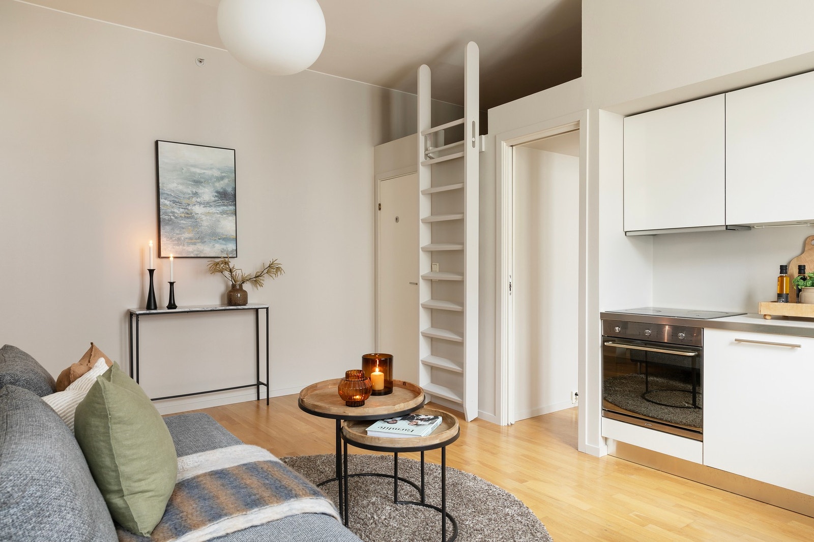 Fra stuen er det tilgang til en relativt romslig hems over bad. Galleribilde