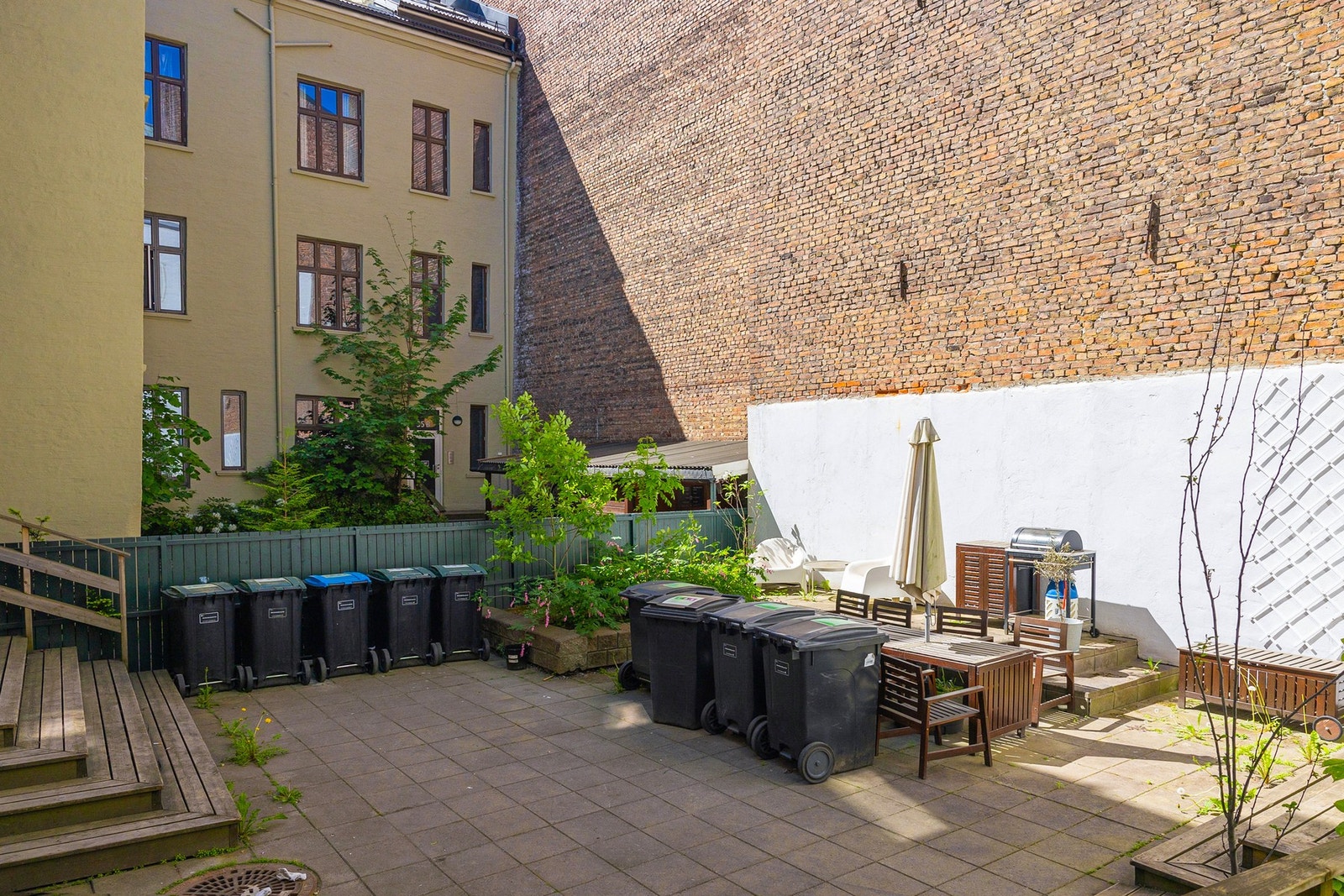 Felles gårdsrom med sittegrupper som kan benyttes av beboerne. Galleribilde