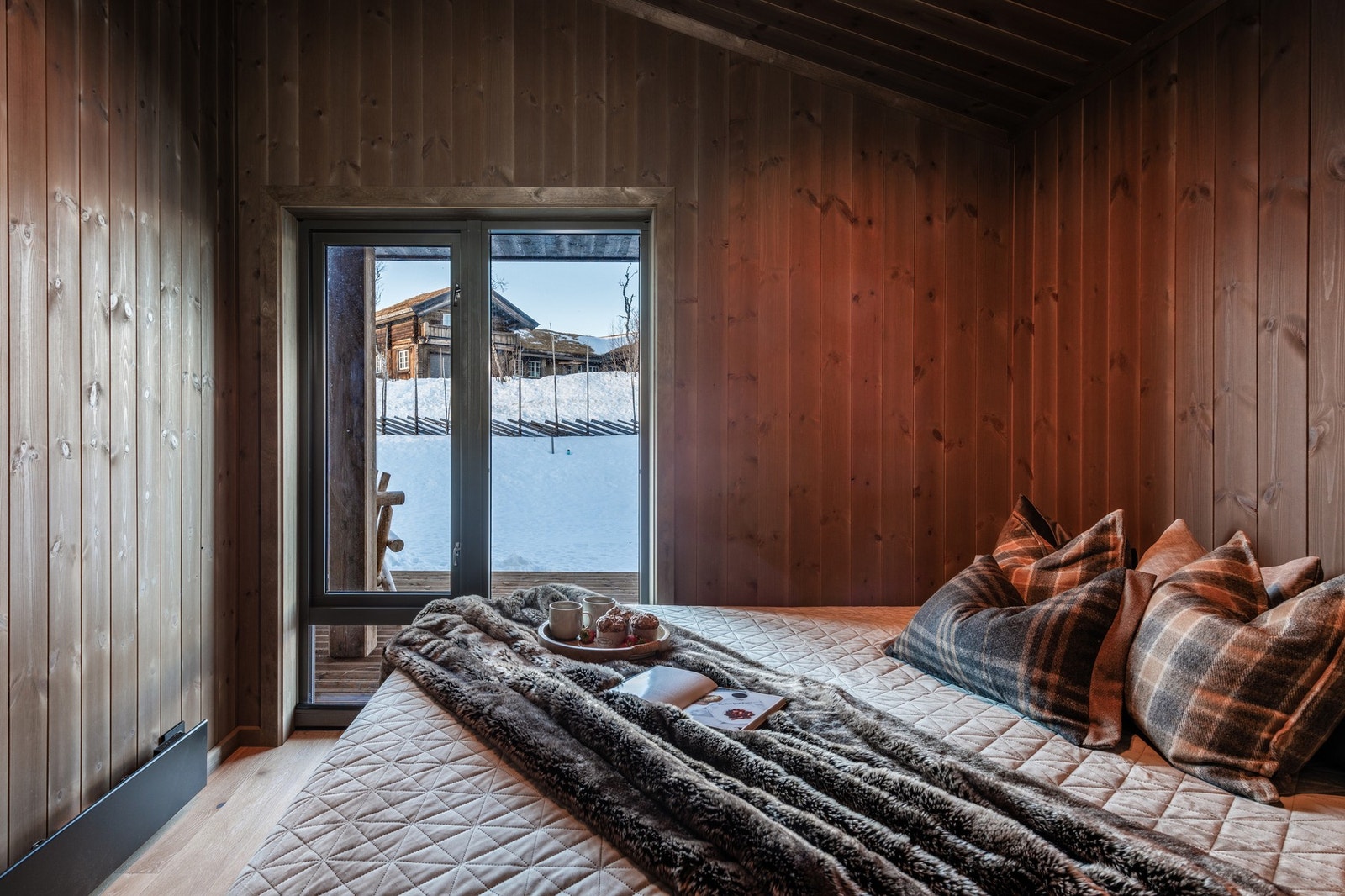 og store vinduer ut mot terrassen Galleribilde