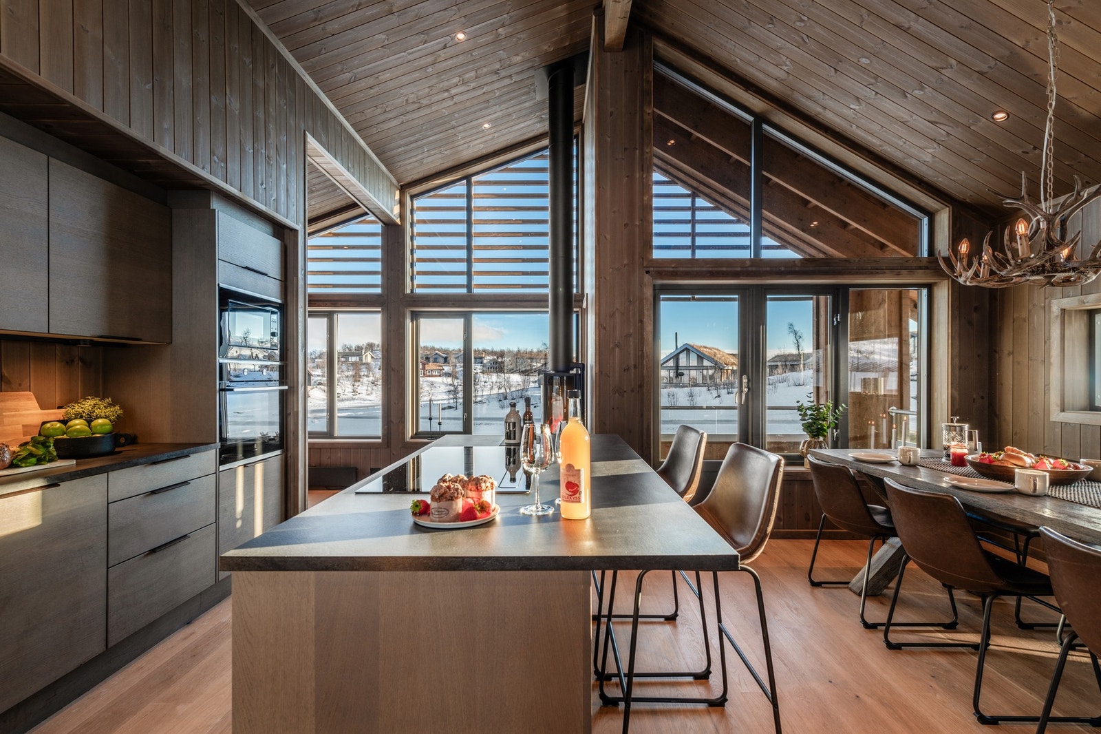 Tenk deg morgenkaffen her, til soloppgang og nysnø Galleribilde