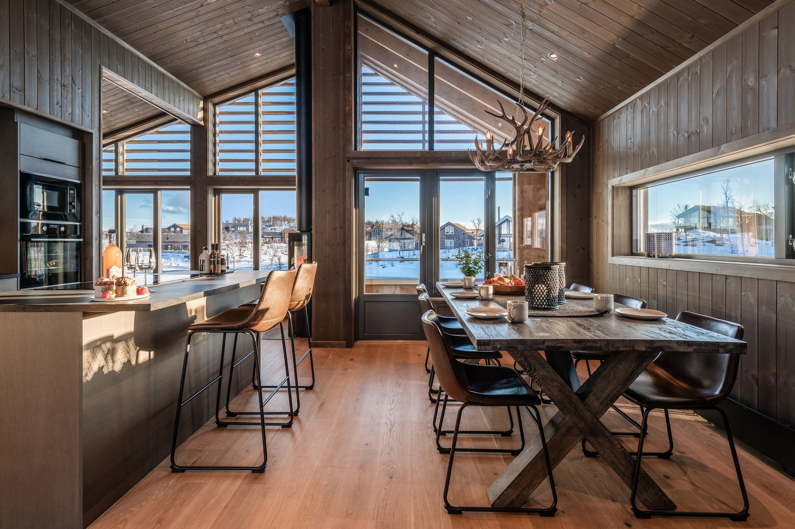 Lyst og åpent kjøkken og spisestue med utgang til balkong Galleribilde