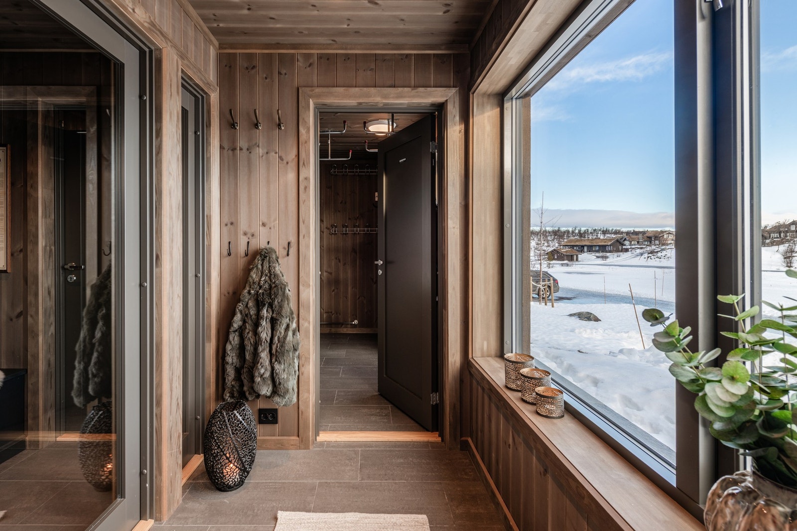 Ved inngangspartiet er det bod/garderobe med plass til alt man trenger på fjellet Galleribilde