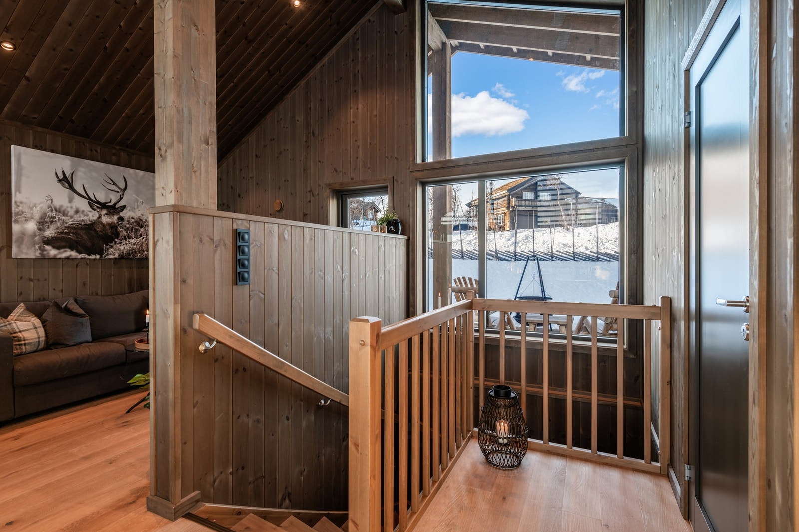 Opp trappen kommer man rett inn til kjøkken og spisestue Galleribilde