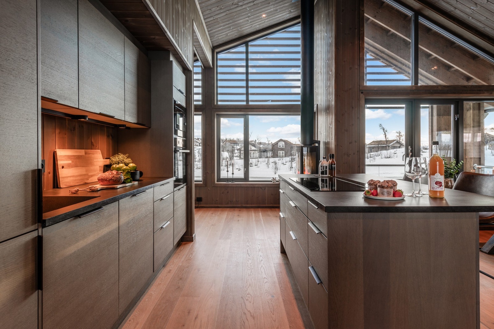 Kjøkkenet er både stilrent og praktisk med god benkeplass Galleribilde