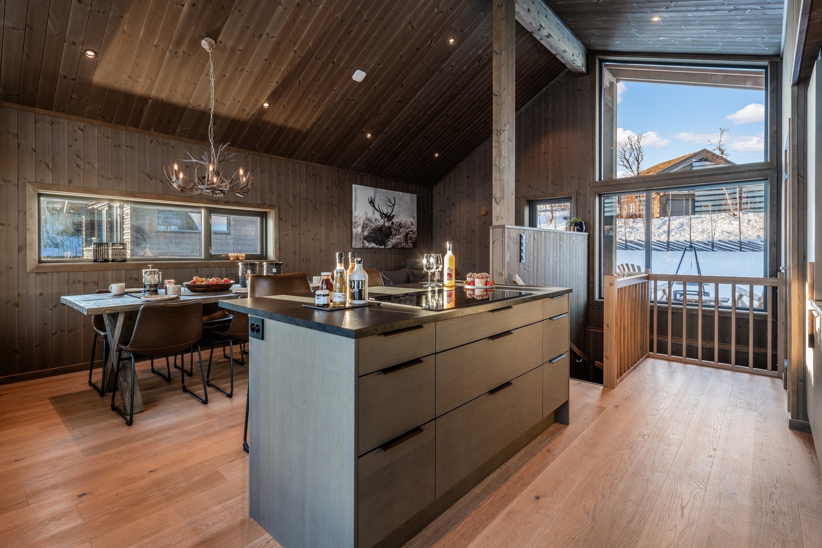 Kjøkkenet har en praktisk øy som åpner rommet Galleribilde