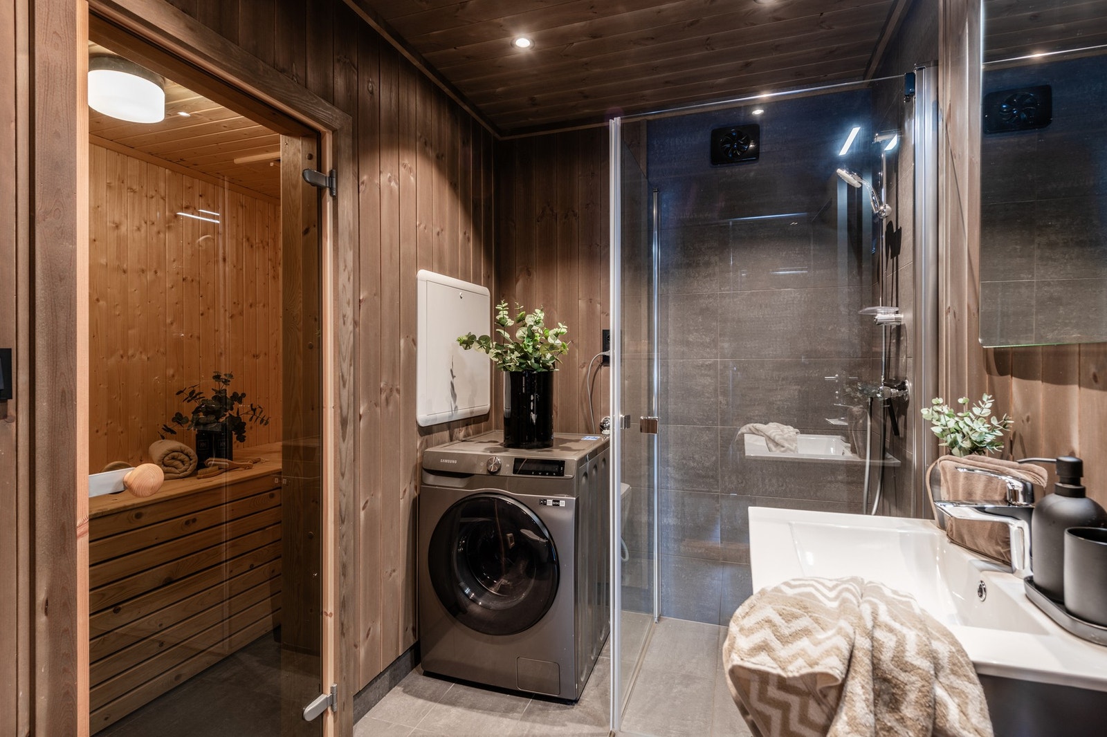 Flott bad i underetasjen, med egen badstue Galleribilde