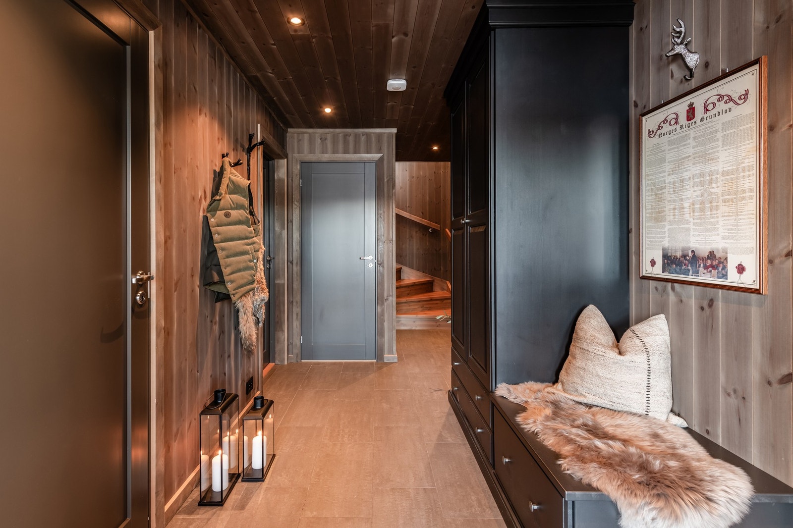 Stor entré med god oppbevaringsplass Galleribilde