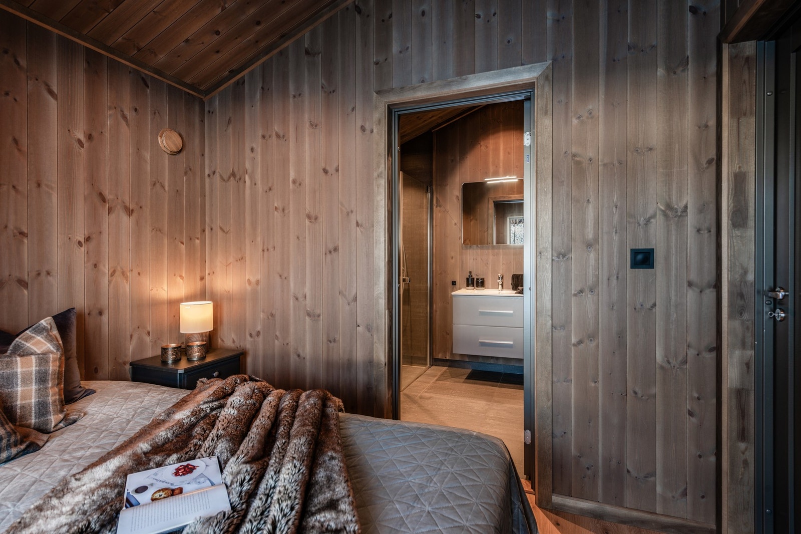 Masterbedroom i hovedetasjen har så klart et eget bad... Galleribilde