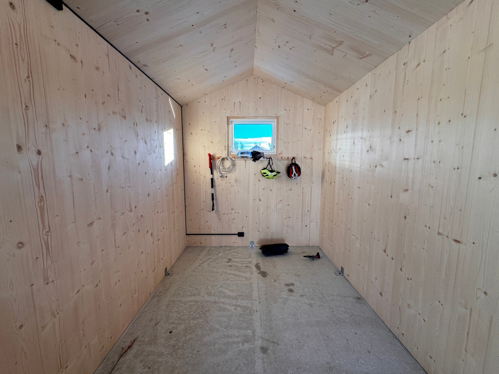 Nybygd utebod, med god oppbevaringsplass Galleribilde