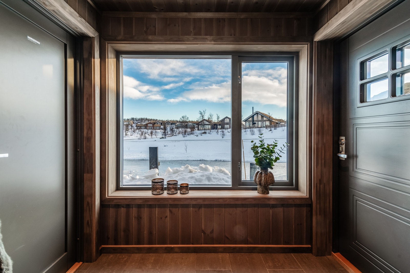 Vindfang mellom inngangsdør og bod Galleribilde