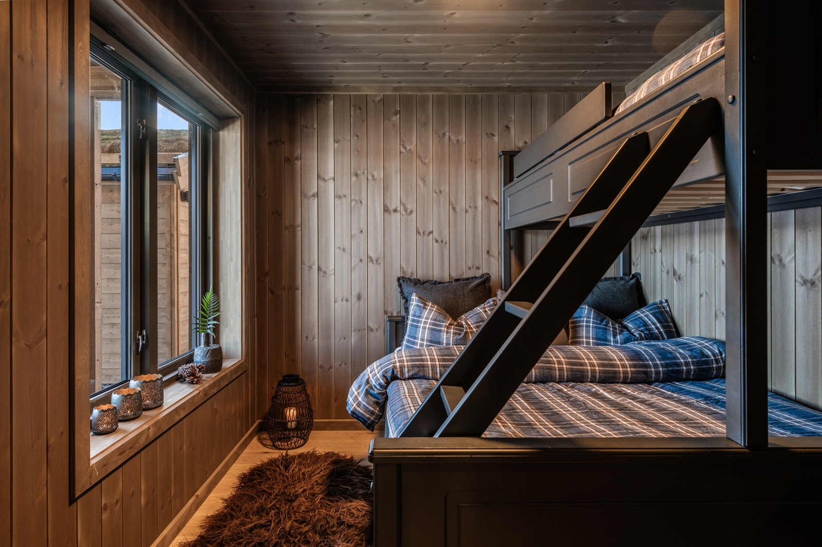 Soverom i underetasje med vindu ut mot fremsiden av chaleet Galleribilde