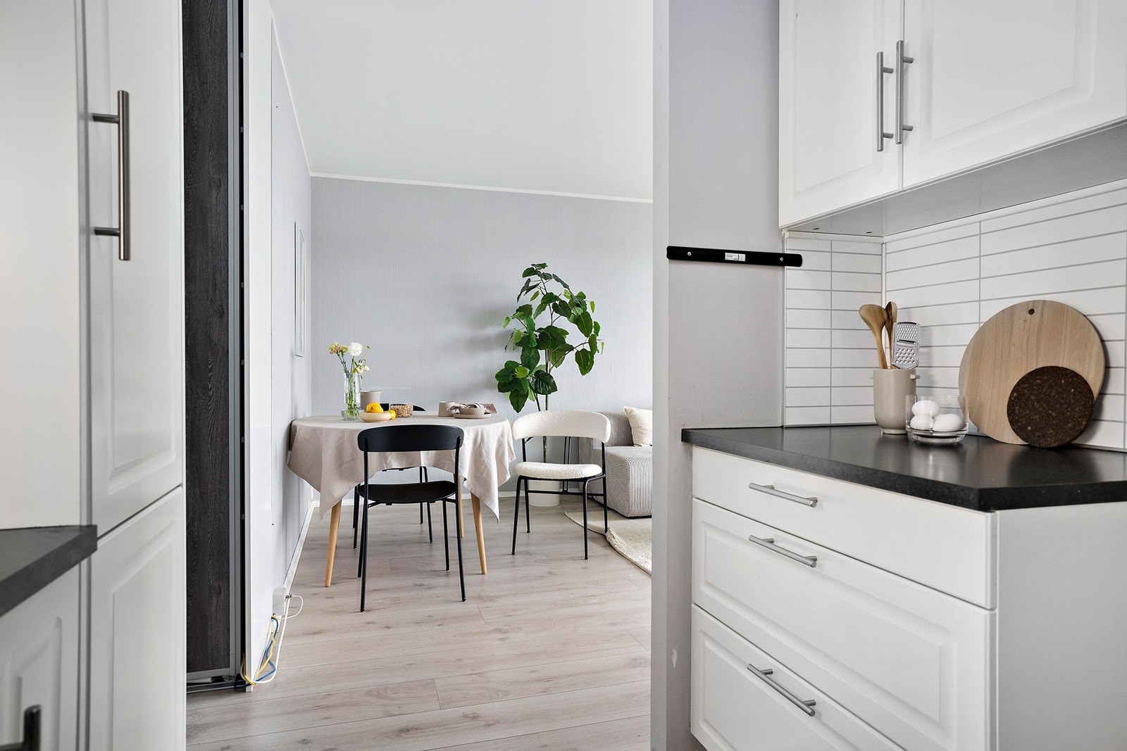 Kjøkken i åpen løsning til stuen Galleribilde