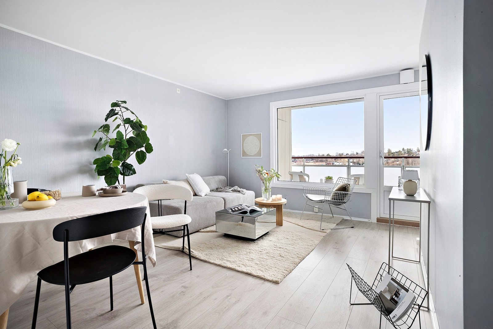 Lys stue med utgang til balkong Galleribilde