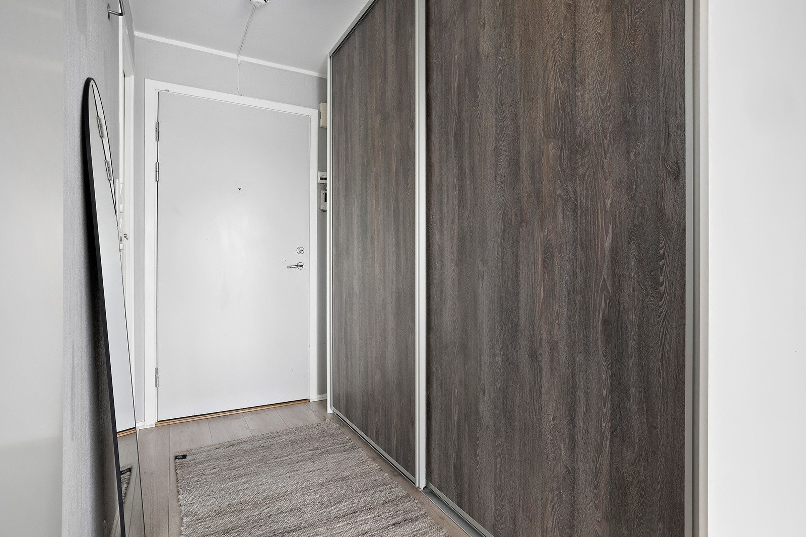 Gang med garderobeskap Galleribilde